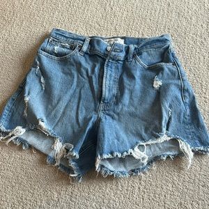 Abercrombie 4in mom short